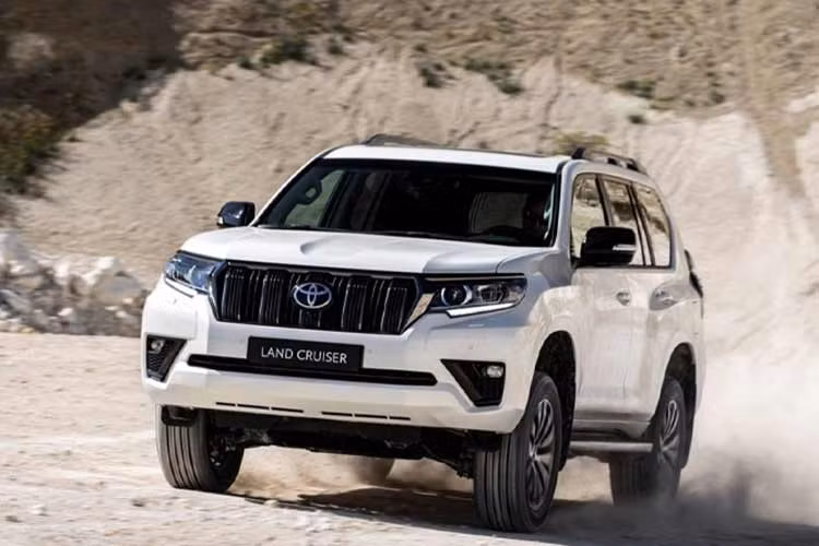  Toyota Land Cruiser Prado Phiên bản mới nhất của Toyota Land Cruiser Prado ra mắt khách hàng Việt vào hồi tháng 10/2021 với khá nhiều nâng cấp về công nghệ. Hiện xe được phân phối tại Việt Nam với một phiên bản đi cùng mức giá là 2,628 tỷ đồng. Tương tự như nhiều mẫu xe khác đến từ Toyota, Land Cruiser Prado sở hữu thiết kế rất bền dáng, mạnh mẽ và sang trọng.