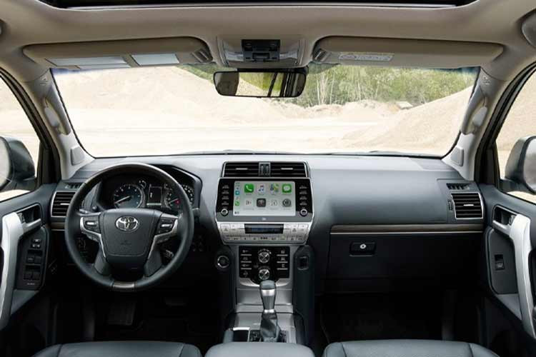 Toyota Land Cruiser Prado sở hữu kích thước dài x rộng x cao lần lượt là 4.840 x 1.885 x 1.845 (mm) và chiều dài cơ sở đạt mức 2.790 mm. Khoảng sáng gầm 215 mm. Dù có phần “nhỏ con” hơn Volkswagen Teramont và Ford Explorer nhưng nó cũng đủ để mang lại một không gian nội thất rộng rãi, tương đối thoải mái cho 7 người ngồi. Trang bị an toàn của xe là gói an toàn Toyota Safety Sense mới. 