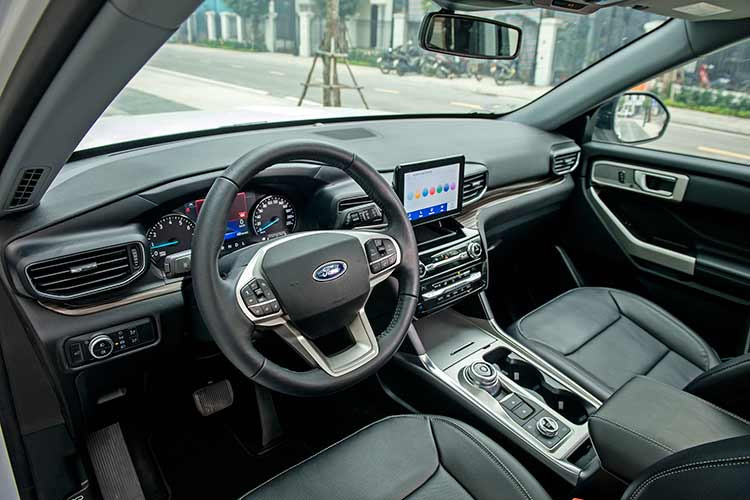 Với chiều dài cơ sở 3.025mm, Ford Explorer sở hữu không gian nội thất rộng rãi trên cả 3 hàng ghế cho người cao từ 1m7. Hàng ghế cuối của Ford Explorer là 2 vị trí ngồi tương đối rộng, dù ghế giữa hàng thứ 2 cố định nhưng không gian ngồi ở hàng ghế thứ 3 vẫn rất thoải mái. Xe được trang bị nhiều tiện ích hiện đại cùng công nghệ an toàn nhất hiện nay.