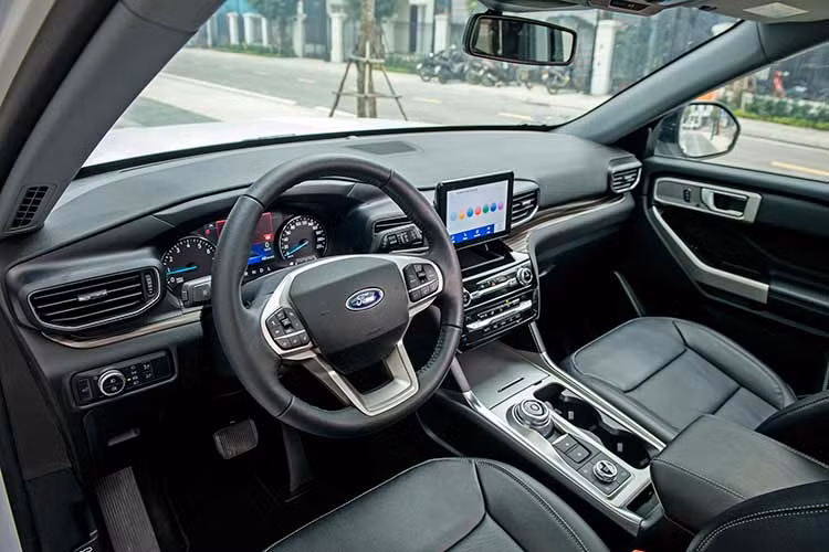Với chiều dài cơ sở 3.025mm, Ford Explorer sở hữu không gian nội thất rộng rãi trên cả 3 hàng ghế cho người cao từ 1m7. Hàng ghế cuối của Ford Explorer là 2 vị trí ngồi tương đối rộng, dù ghế giữa hàng thứ 2 cố định nhưng không gian ngồi ở hàng ghế thứ 3 vẫn rất thoải mái. Xe được trang bị nhiều tiện ích hiện đại cùng công nghệ an toàn nhất hiện nay.