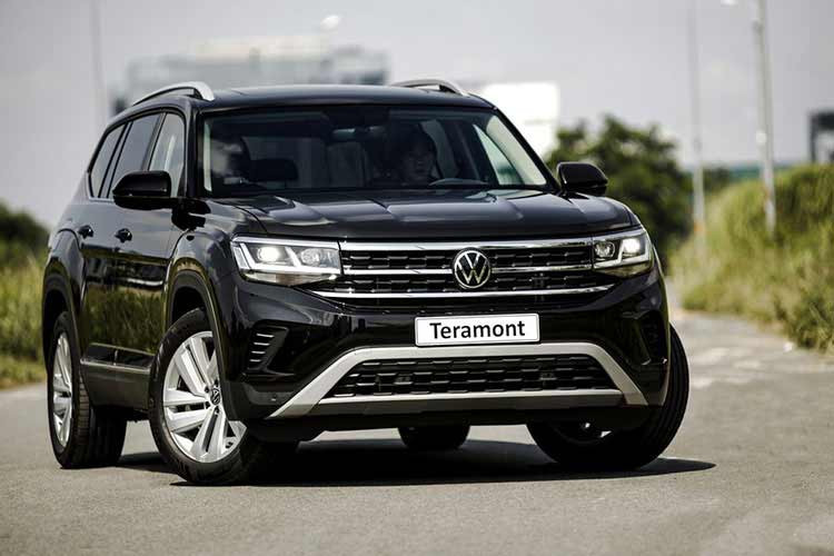  Volkswagen Teramont Teramont là một mẫu SUV full size lớn nhất của Volkswagen. Xe được phân phối tại Việt Nam theo diện nhập khẩu nguyên chiếc từ Mỹ với một phiên bản duy nhất có giá niêm yết là 2,499 tỷ đồng. Đầu xe nổi bật với hệ thống đèn chiếu sáng LED được thiết kế lớn và vuông vức, đi cùng đèn ban ngày có chức năng tự động bật tắt và điều chỉnh góc chiếu...