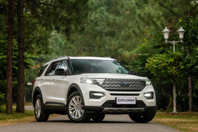  Ford Explorer Ford Explorer tại Việt Nam là mẫu SUV full size bán chạy nhất nhì phân khúc. Thế hệ mới của xe được ra mắt Việt Nam từ đầu năm 2022 dưới dạng nhập khẩu nguyên chiếc từ Mỹ với duy nhất một phiên bản có giá bán là 2,3 tỷ đồng. Xe sở hữu thiết kế mạnh mẽ, hiện đại đậm chất Mỹ với lưới tản nhiệt mắt cáo dữ dằn, tự động đóng/mở hiện đại, cụm đèn LED với các Projector hình chữ nhật đi cùng thân hình đồ sộ.