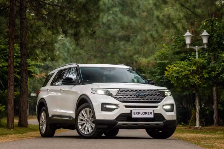  Ford Explorer Ford Explorer tại Việt Nam là mẫu SUV full size bán chạy nhất nhì phân khúc. Thế hệ mới của xe được ra mắt Việt Nam từ đầu năm 2022 dưới dạng nhập khẩu nguyên chiếc từ Mỹ với duy nhất một phiên bản có giá bán là 2,3 tỷ đồng. Xe sở hữu thiết kế mạnh mẽ, hiện đại đậm chất Mỹ với lưới tản nhiệt mắt cáo dữ dằn, tự động đóng/mở hiện đại, cụm đèn LED với các Projector hình chữ nhật đi cùng thân hình đồ sộ.
