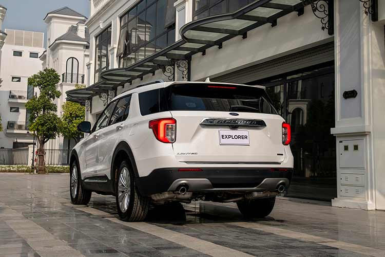 Ford Explorer sở hữu khối động cơ tăng áp Ecoboost 2.3L, sản sinh công suất cực đại gần 297 mã lực và mô-men xoắn tối đa 431,5 Nm. Động cơ đi kèm hệ dẫn động 4WD và hộp số tự động 10 cấp. Xe còn được trang bị hệ thống kiểm soát địa hình Terrain Management System và 7 chế độ lái khác nhau, gồm Normal, Sport, Eco, Slippery (đường trơn trượt), Deep Snow/Sand (Băng tuyết/Cát), Tow/Haul (Kéo móc) và Trail.
