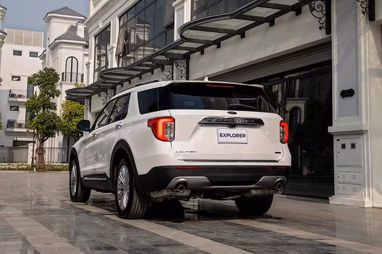 Ford Explorer sở hữu khối động cơ tăng áp Ecoboost 2.3L, sản sinh công suất cực đại gần 297 mã lực và mô-men xoắn tối đa 431,5 Nm. Động cơ đi kèm hệ dẫn động 4WD và hộp số tự động 10 cấp. Xe còn được trang bị hệ thống kiểm soát địa hình Terrain Management System và 7 chế độ lái khác nhau, gồm Normal, Sport, Eco, Slippery (đường trơn trượt), Deep Snow/Sand (Băng tuyết/Cát), Tow/Haul (Kéo móc) và Trail.