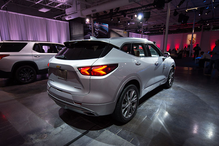 Cả hai động cơ này đều được áp dụng công nghệ Start/Stop và đi với hộp số tự động 9 cấp. Theo hãng Chevrolet, Blazer 2019 bản V6 có sức kéo 2,04 tấn. Không những thế, mỗi bản trang bị của Chevrolet Blazer 2019 lại có thiết kế riêng biệt. Ví dụ như Chevrolet Blazer RS 2019 sở hữu vẻ ngoài thể thao, bản Premier lại mang đến thiết kế cao cấp hơn.