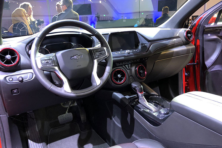 Dù ở bản tiêu chuẩn nhưng Chevrolet Blazer 2019 tại thị trường Mỹ vẫn được trang bị bao gồm gương ngoại thất sấy/chỉnh điện, bộ vành 18 inch, hệ thống thông tin giải trí với màn hình cảm ứng 8 inch, tương thích Apple CarPlay/Android Auto, hệ thống 4G LTE với Wi-Fi Hotspot và điều hòa tự động 2 vùng đi kèm cửa gió hàng ghế sau. 