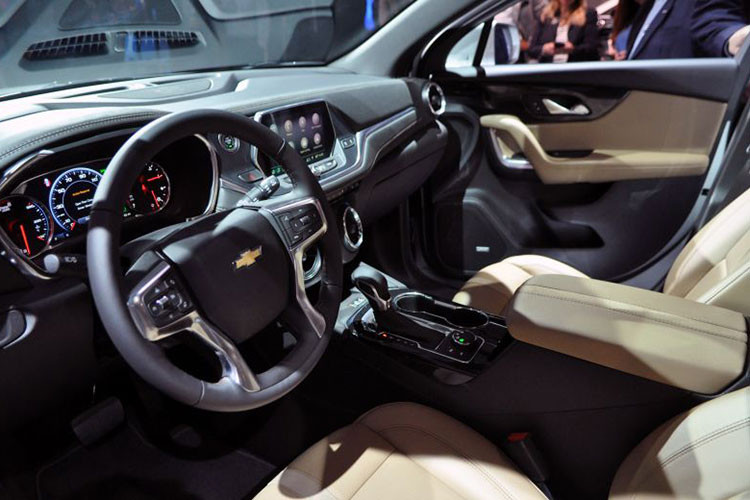Chưa hết, bản tiêu chuẩn của Chevrolet Blazer 2019 còn có hộc găng tay khóa điện tử, mở cửa/khởi động máy không chìa, chế độ lái dành riêng cho các tài xế tuổi vị thành niên, tính năng nhắc nhở cha mẹ kiểm tra ghế sau trước khi rời xe, camera lùi HD, hàng ghế sau trượt tùy chỉnh và ghế lái chỉnh cơ 6 hướng.