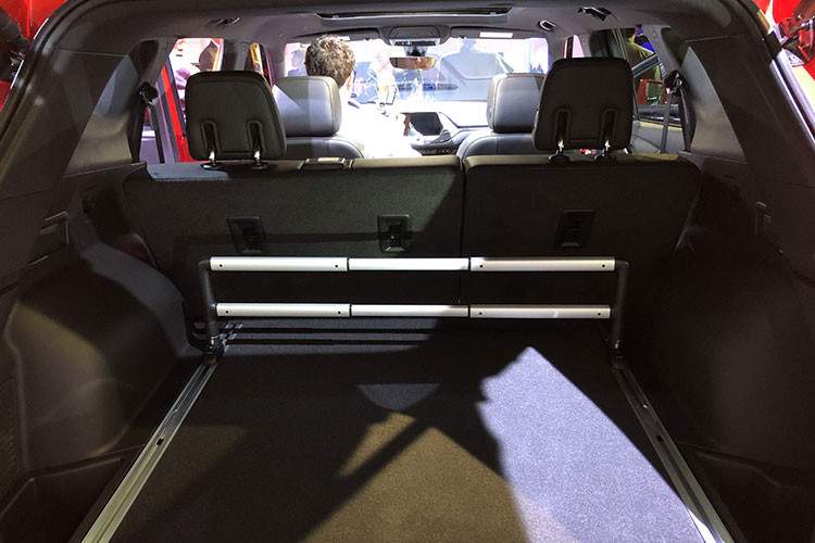 Ở những bản trang bị cao cấp, Chevrolet Blazer 2019 sẽ có cửa sổ trời 2 mảnh toàn cảnh Paronama, hệ thống dẫn động 4 bánh toàn thời gian ly hợp kép tiên tiến, cửa cốp chỉnh điện mở rảnh tay, vô lăng sưởi tự động, ghế trước sưởi/thoáng khí, gương tích hợp camera lùi, sạc điện thoại không dây, 6 cổng USB và hàng loạt tính năng an toàn chủ động...