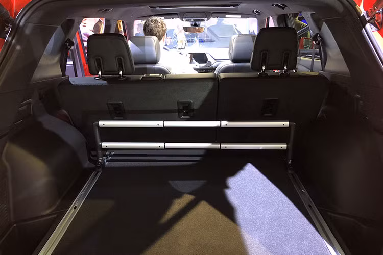 Ở những bản trang bị cao cấp, Chevrolet Blazer 2019 sẽ có cửa sổ trời 2 mảnh toàn cảnh Paronama, hệ thống dẫn động 4 bánh toàn thời gian ly hợp kép tiên tiến, cửa cốp chỉnh điện mở rảnh tay, vô lăng sưởi tự động, ghế trước sưởi/thoáng khí, gương tích hợp camera lùi, sạc điện thoại không dây, 6 cổng USB và hàng loạt tính năng an toàn chủ động...