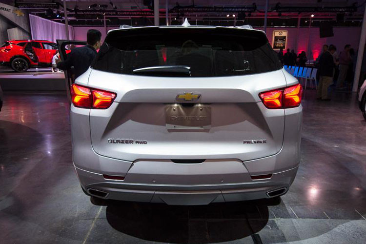 Đằng sau Chevrolet Blazer 2019 là cụm đèn hậu LED hiện đại và ống xả vuông vắn. Có thể nói, Chevrolet Blazer 2019 sẽ khiến một số người liên tưởng đến Mitsubishi Outlander Sport và thậm chí cả Infiniti QX50.