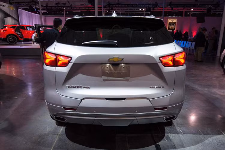 Đằng sau Chevrolet Blazer 2019 là cụm đèn hậu LED hiện đại và ống xả vuông vắn. Có thể nói, Chevrolet Blazer 2019 sẽ khiến một số người liên tưởng đến Mitsubishi Outlander Sport và thậm chí cả Infiniti QX50.