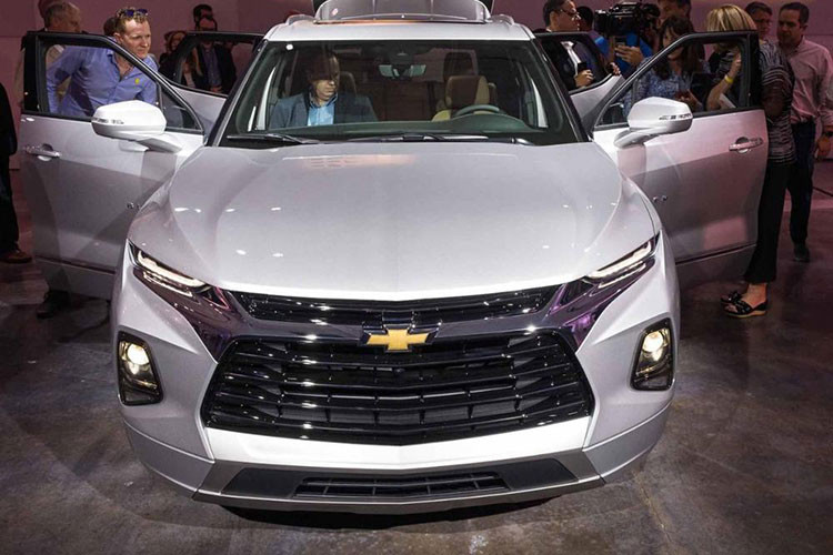 Ngoài ra, mẫu xe crossover này cũng được trang bị đèn pha HID và lưới tản nhiệt màu đen cỡ lớn. Bên cạnh đó là dải đèn LED định vị ban ngày nằm cao hơn cụm đèn pha khá giống Jeep Cherokee và Hyundai Kona.