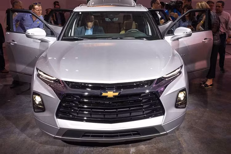 Ngoài ra, mẫu xe crossover này cũng được trang bị đèn pha HID và lưới tản nhiệt màu đen cỡ lớn. Bên cạnh đó là dải đèn LED định vị ban ngày nằm cao hơn cụm đèn pha khá giống Jeep Cherokee và Hyundai Kona.