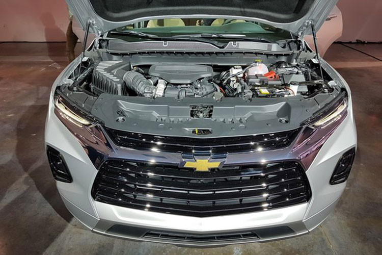 Bên dưới nắp capô của Chevrolet Blazer 2019 là 2 loại động cơ khác nhau. Đầu tiên là động cơ xăng 4 xi-lanh thẳng hàng, dung tích 2,5 lít tiêu chuẩn, sản sinh công suất tối đa 193 mã lực và mô-men xoắn cực đại 255 Nm. Thứ hai là động cơ xăng V6, dung tích 3,6 lít, tạo ra công suất tối đa 305 mã lực và mô-men xoắn cực đại 365 Nm.