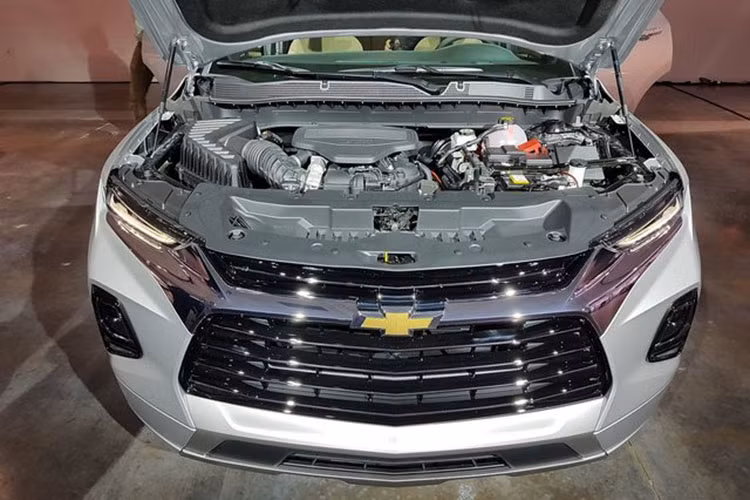 Bên dưới nắp capô của Chevrolet Blazer 2019 là 2 loại động cơ khác nhau. Đầu tiên là động cơ xăng 4 xi-lanh thẳng hàng, dung tích 2,5 lít tiêu chuẩn, sản sinh công suất tối đa 193 mã lực và mô-men xoắn cực đại 255 Nm. Thứ hai là động cơ xăng V6, dung tích 3,6 lít, tạo ra công suất tối đa 305 mã lực và mô-men xoắn cực đại 365 Nm.