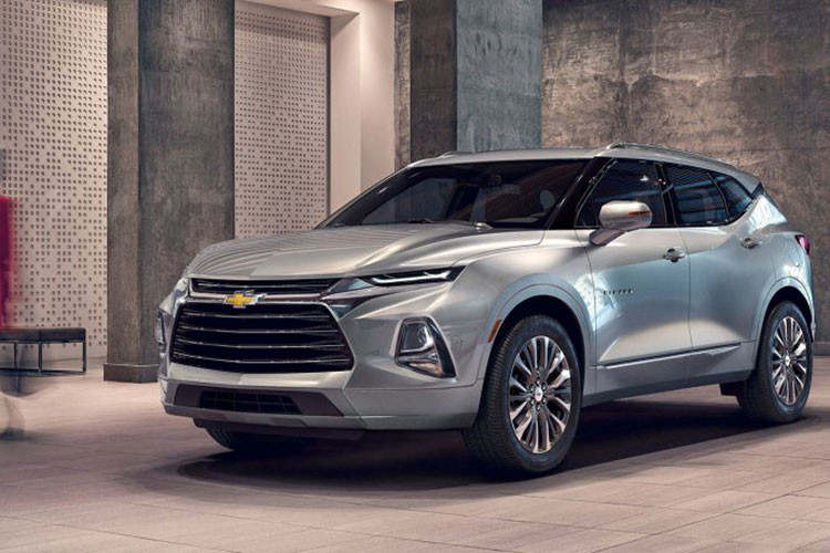 Dự kiến, Chevrolet Blazer 2019 sẽ bắt đầu được giao cho khách hàng vào tháng 1/2019. Tại thị trường Mỹ, Blazer 2019 được định vị giữa Equinox và Traverse trong dòng sản phẩm của Chevrolet. Mức giá Chevrolet Blazer mới sẽ khởi điểm dưới 30.000 USD (khoảng 699 triệu đồng).