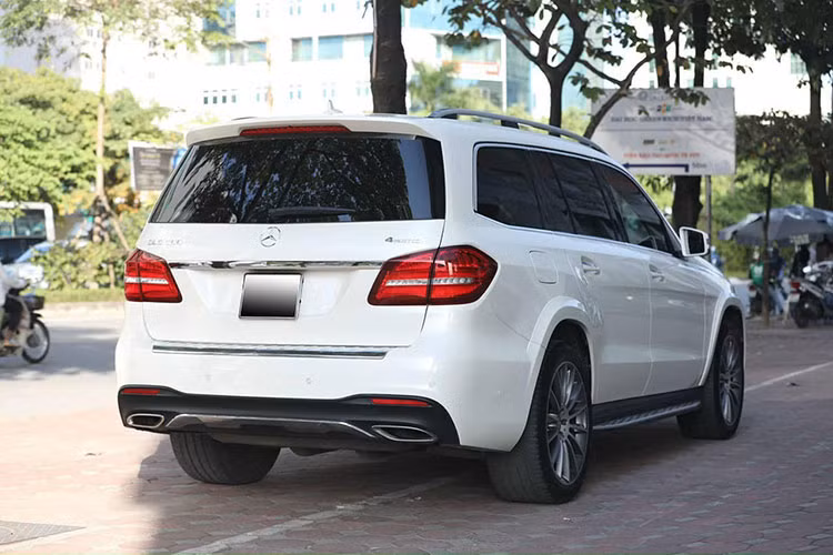 Giá xe Mercedes-Benz GLS 500 4MATIC khi ra mắt tại thị trường Việt Nam được niêm yết khoảng hơn 8 tỷ đồng, khi đăng ký ra biển số tại Hà Nội như chiếc xe trong bài viết này khoảng 9,4 tỷ đồng (như vậy sau 3 năm sử dụng, chủ nhân mất khoảng hơn 5 tỷ đồng). Hiện tại trên thị trường đã bán ra phiên bản 2021 của mẫu xe này khoảng 7,8 tỷ đồng.