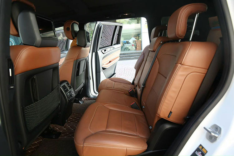 Những trang bị an toàn trên xe bao gồm hệ thống bảo vệ PRE-SAFE, chống bó cứng phanh ABS; hỗ trợ lực phanh khẩn cấp BAS, chống trượt khi tăng tốc ASR, ổn định thân xe điện tử ESP, chức năng hỗ trợ xuống dốc Downhill Speed Regulation (DSR), hỗ trợ khởi hành giữa dốc, gói trang bị ON &amp; OFFROAD với 6 chế độ lái phù hợp với các điều kiện khác nhau cả trên đường trường và đường địa hình,...