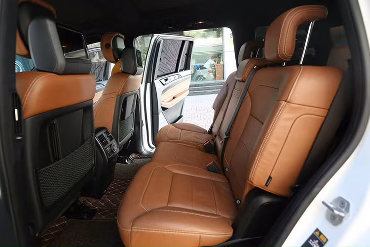 Những trang bị an toàn trên xe bao gồm hệ thống bảo vệ PRE-SAFE, chống bó cứng phanh ABS; hỗ trợ lực phanh khẩn cấp BAS, chống trượt khi tăng tốc ASR, ổn định thân xe điện tử ESP, chức năng hỗ trợ xuống dốc Downhill Speed Regulation (DSR), hỗ trợ khởi hành giữa dốc, gói trang bị ON &amp; OFFROAD với 6 chế độ lái phù hợp với các điều kiện khác nhau cả trên đường trường và đường địa hình,...