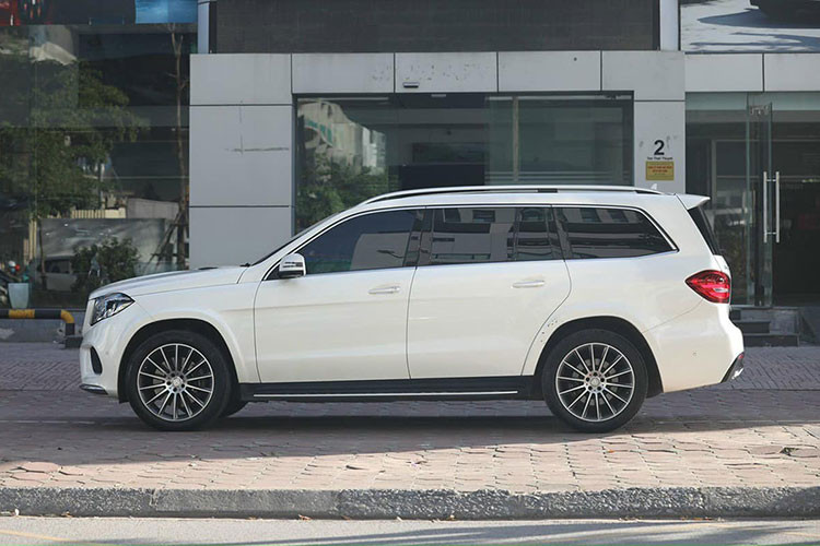 Theo chủ nhân chiếc xe SUV hạng sang Mercedes-Benz GLS 500 đời 2017 này thì xe được đăng ký vào năm 2018. Các chi tiết, ngoại hình của xe còn khá nguyên bản Xe có kích thước dài x rộng x cao lần lượt là 5.120 x 1.934 x 1.850 (mm).