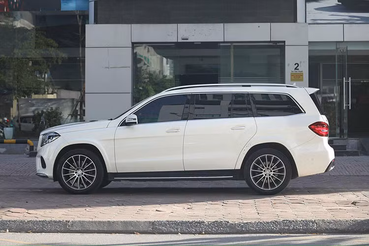 Theo chủ nhân chiếc xe SUV hạng sang Mercedes-Benz GLS 500 đời 2017 này thì xe được đăng ký vào năm 2018. Các chi tiết, ngoại hình của xe còn khá nguyên bản Xe có kích thước dài x rộng x cao lần lượt là 5.120 x 1.934 x 1.850 (mm).