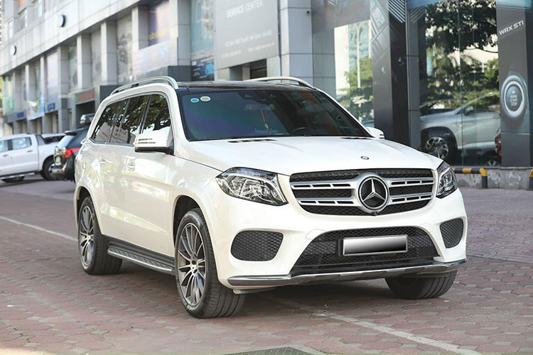 Mẫu xe sang Mercedes-Benz GLS 500 ra đời nhằm thay thế dòng GL trước đây. Trong phân khúc SUV hạng sang 7 chỗ cỡ lớn trên thị trường, đối thủ của GLS 500 4MATIC là những cái tên đình đám không kém như Lexus LX570, Volvo XC90 hay "người đồng hương" Audi Q7.