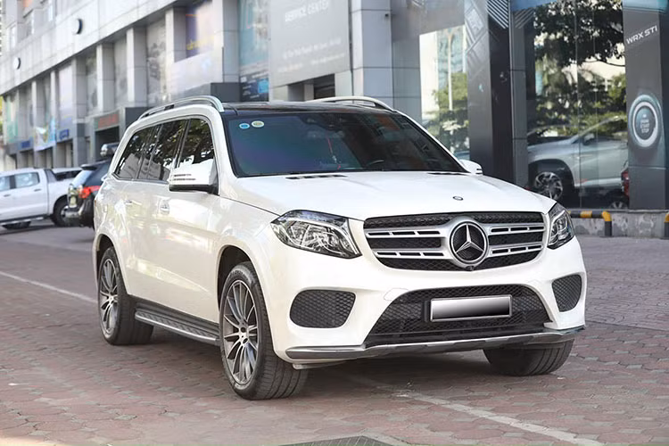Mẫu xe sang Mercedes-Benz GLS 500 ra đời nhằm thay thế dòng GL trước đây. Trong phân khúc SUV hạng sang 7 chỗ cỡ lớn trên thị trường, đối thủ của GLS 500 4MATIC là những cái tên đình đám không kém như Lexus LX570, Volvo XC90 hay "người đồng hương" Audi Q7.