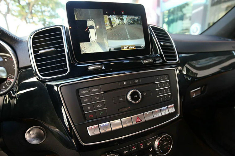 Hàng ghế thứ 2 có tùy chọn 2 chỗ ngồi hoặc 3 chỗ ngồi. Trên tựa đầu hàng ghế trước gắn hai màn hình cảm ứng phục vụ giải trí cho các hành khách ngồi sau. Hàng ghế thứ 3 đủ chỗ cho 2 người lớn, có tùy chọn tất cả hàng ghế gập điện. Cốp rộng rãi đủ chứa những kiện hành lý lớn cho những chuyến đi xa. Đặc biệt hàng ghế thứ 3 có thể gấp phẳng xuống sàn.