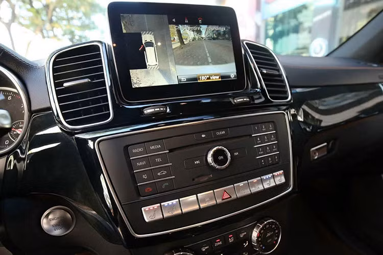 Hàng ghế thứ 2 có tùy chọn 2 chỗ ngồi hoặc 3 chỗ ngồi. Trên tựa đầu hàng ghế trước gắn hai màn hình cảm ứng phục vụ giải trí cho các hành khách ngồi sau. Hàng ghế thứ 3 đủ chỗ cho 2 người lớn, có tùy chọn tất cả hàng ghế gập điện. Cốp rộng rãi đủ chứa những kiện hành lý lớn cho những chuyến đi xa. Đặc biệt hàng ghế thứ 3 có thể gấp phẳng xuống sàn.