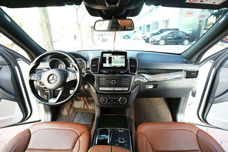 Nội thất của mẫu xe SUV hạng sang này có nhiều điểm mới so với "đàn anh" thế hệ GL trước đây. Mercedes-Benz cải tiến vô-lăng, cụm đồng hồ mới và màn hình cảm ứng 8 inch lớn hơn trước. Ngôn ngữ thiết kế của không gian nội thất GLS khá đơn giản, tạo cảm giác rộng rãi hơn.
