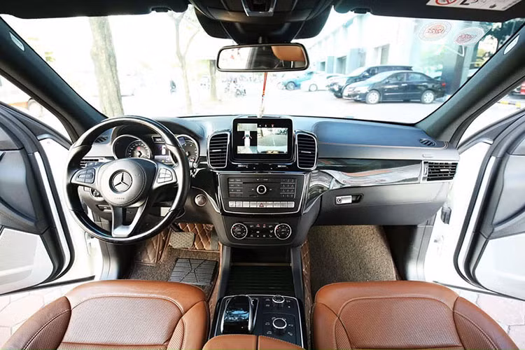 Nội thất của mẫu xe SUV hạng sang này có nhiều điểm mới so với "đàn anh" thế hệ GL trước đây. Mercedes-Benz cải tiến vô-lăng, cụm đồng hồ mới và màn hình cảm ứng 8 inch lớn hơn trước. Ngôn ngữ thiết kế của không gian nội thất GLS khá đơn giản, tạo cảm giác rộng rãi hơn.