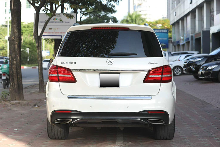 Là mẫu xe SUV đầu bảng, hãng xe sang Mercedes-Benz đã trang bị GLS 500 4MATIC tất cả những trang bị tân tiến nhất. Những điểm nhận thấy đầu tiên sẽ là cụm đèn LED thông minh, những cảm biến quanh thân xe, bodykit thể thao và camera360 nằm ngay dưới logo ngôi sao ba cánh.