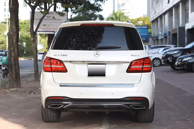 Là mẫu xe SUV đầu bảng, hãng xe sang Mercedes-Benz đã trang bị GLS 500 4MATIC tất cả những trang bị tân tiến nhất. Những điểm nhận thấy đầu tiên sẽ là cụm đèn LED thông minh, những cảm biến quanh thân xe, bodykit thể thao và camera360 nằm ngay dưới logo ngôi sao ba cánh.