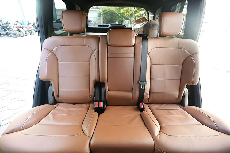 Sức mạnh của Mercedes GLS 500 4MATIC tới từ động cơ V8, kết hợp cùng hộp số tự động 7 cấp, cho ra công suất cực đại 435 mã lực tại vòng tua 5.250 vòng/phút và mô-men xoắn cực đại đạt 700 Nm tại tua máy từ 1.800 - 3.500 vòng/phút, giúp xe có thể tăng tốc từ 0 – 100 km/h chỉ trong 5,4 giây trước khi đạt vận tốc tối 250 km/h.