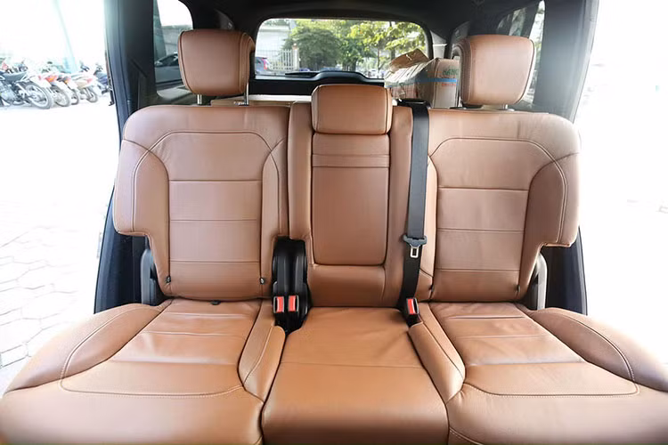 Sức mạnh của Mercedes GLS 500 4MATIC tới từ động cơ V8, kết hợp cùng hộp số tự động 7 cấp, cho ra công suất cực đại 435 mã lực tại vòng tua 5.250 vòng/phút và mô-men xoắn cực đại đạt 700 Nm tại tua máy từ 1.800 - 3.500 vòng/phút, giúp xe có thể tăng tốc từ 0 – 100 km/h chỉ trong 5,4 giây trước khi đạt vận tốc tối 250 km/h.