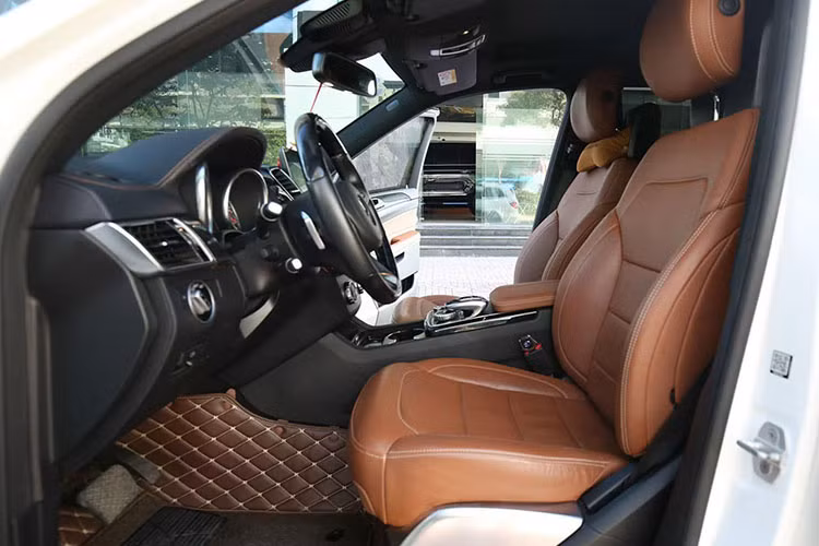 Mercedes GLS 500 sử dụng hệ thống âm thanh vòm Bang và Olufsen Beosound AMG 14 loa, công suất 1400 watt - đây là Hệ thống âm thanh hàng đầu của Đức hiện nay. Xe cũng được trang bị Cửa sổ trời siêu rộng Panoramic, đây là tính năng rất lý tưởng khi sử dụng xe đi dạo biển, đồi núi hay những buổi tối đầy sao....