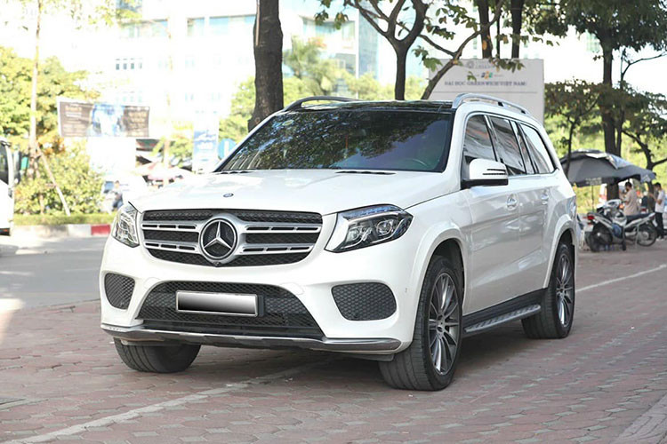 Chiếc Mercedes-Benz GLS 500 4MATIC đời 2017 hiện đang được chủ nhân tại Hà Nội rao bán trên sàn xe cũ với mức giá hơn 4 tỷ đồng (chưa thương lượng). Đáng chú ý đây là phiên bản nhập về Việt Nam và mới chỉ được chủ nhân cho lăn bánh khoảng hơn 20.00km, một con số khá ít.
