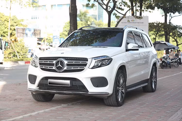 Chiếc Mercedes-Benz GLS 500 4MATIC đời 2017 hiện đang được chủ nhân tại Hà Nội rao bán trên sàn xe cũ với mức giá hơn 4 tỷ đồng (chưa thương lượng). Đáng chú ý đây là phiên bản nhập về Việt Nam và mới chỉ được chủ nhân cho lăn bánh khoảng hơn 20.00km, một con số khá ít.