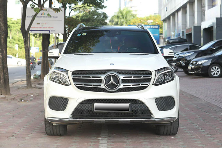 Với kích thước mới, tại thời điểm ra mắt - Mercedes-Benz GLS 500 4MATIC được đánh giá là một mẫu xe to lớn với khoang nội thất rộng rãi. Tuy nhiên, thiết kế mới cũng đã khiến mẫu SUV 7 chỗ có cảm quan gọn gàng hơn rất nhiều so dòng xe GL trước đây.