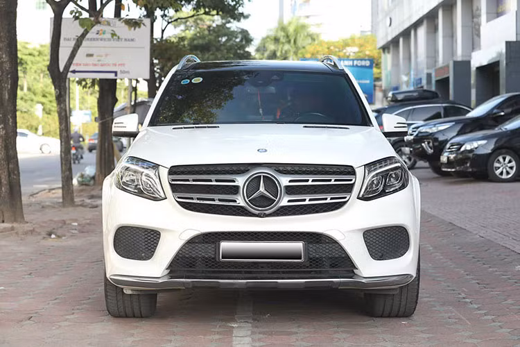 Với kích thước mới, tại thời điểm ra mắt - Mercedes-Benz GLS 500 4MATIC được đánh giá là một mẫu xe to lớn với khoang nội thất rộng rãi. Tuy nhiên, thiết kế mới cũng đã khiến mẫu SUV 7 chỗ có cảm quan gọn gàng hơn rất nhiều so dòng xe GL trước đây.