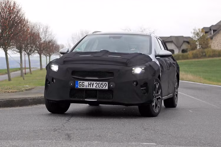 Ngoài ra, Kia cũng đang phát triển một phiên bản plug-in hybrid mới có thể được sử dụng trên Xceed. Hiện mẫu xe Kia Xceed 2020 mới đang được hãng xe Hàn Quốc cho lăn bánh trên đường thử trước ngày ra mắt.