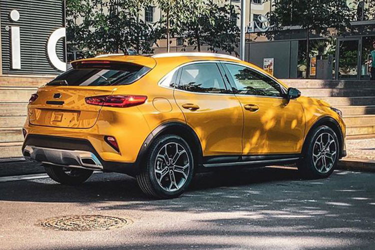 Mẫu crossover đô thị mới của Kia sở hữu kiểu dáng lai coupe năng động và trẻ trung, khá giống với những gì mà Mercedes đang làm với dòng sản phẩm GLA của hãng xe Đức. Kết quả là dù không cao và to lớn nhưng Xceed vẫn trông rất hấp dẫn.