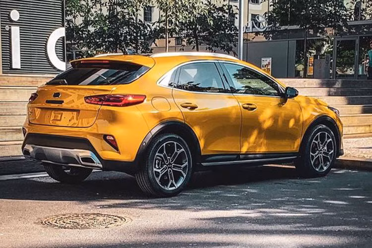 Mẫu crossover đô thị mới của Kia sở hữu kiểu dáng lai coupe năng động và trẻ trung, khá giống với những gì mà Mercedes đang làm với dòng sản phẩm GLA của hãng xe Đức. Kết quả là dù không cao và to lớn nhưng Xceed vẫn trông rất hấp dẫn.