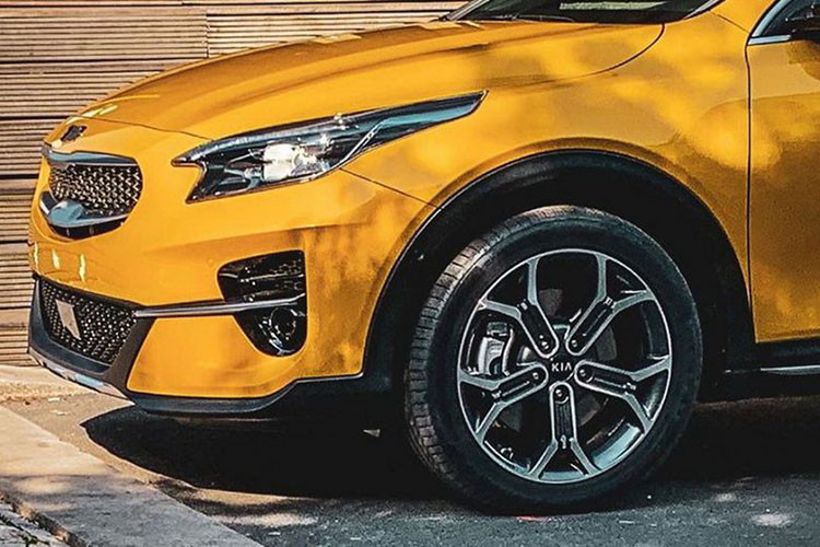 Các đối thủ của Xceed trong phân khúc gồm có Ford Focus Active cũng như một vài mẫu SUV truyền thống khác. Kia cho biết, Xceed cung cấp không gian nội thất và sức chứa hành lý tương đương với những chiếc SUV bán chạy nhất châu Âu.