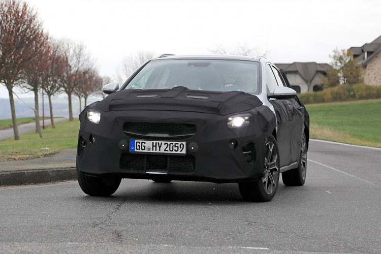 Ngoài ra, Kia cũng đang phát triển một phiên bản plug-in hybrid mới có thể được sử dụng trên Xceed. Hiện mẫu xe Kia Xceed 2020 mới đang được hãng xe Hàn Quốc cho lăn bánh trên đường thử trước ngày ra mắt.