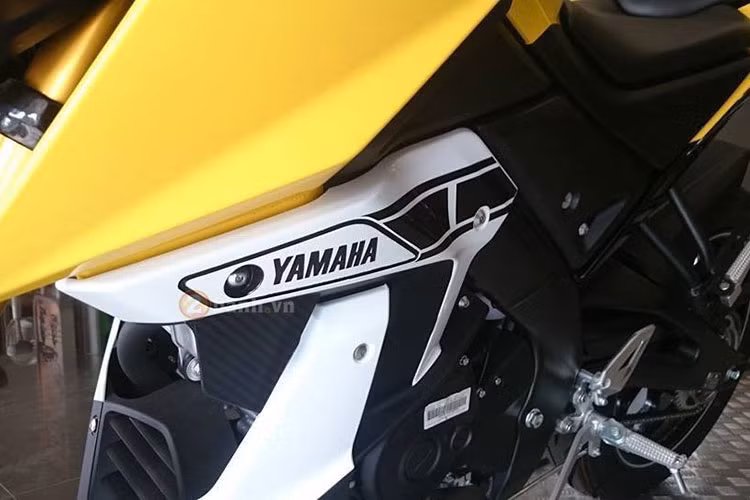 M-Slaz phiên bản kỷ niệm 60 năm sở hữu tông màu Vàng/ Trắng làm chủ đạo, kết hợp các đường nét, mới với các sọc màu đen được trang trí khá bắt mắt trên dàn nhựa đầy góc cạnh của mẫu xe côn tay cỡ nhỏ này.