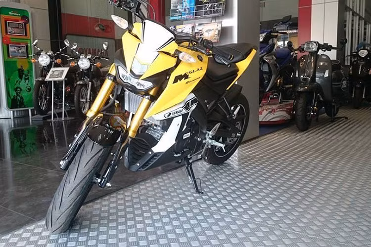 Mẫu xe côn tay cỡ nhỏ Yamaha M-Slaz được bổ sung thêm màu mới với phiên bản kỷ niệm 60 năm. Tổng thể xe với tông màu vàng Vàng/ Trắng chủ đạo. Phiên bản màu này cũng đã được áp dụng khá nhiều trên các mẫu xe đàn anh R1, R6,...