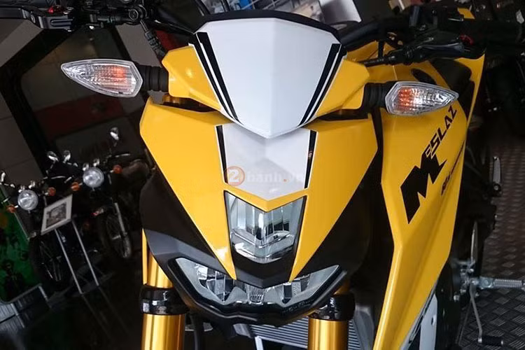 M-Slaz tuy thuộc phân khúc nakedbike 150 phân khối phổ thông, xe được trang bị khá nhiều công nghệ hiện đại như; đèn pha LED, đèn hậu LED, đồng hồ Full LCD... đặc biệt là phuộc trước dạng USD lần đầu tiên Yamaha áp dụng cho dòng xe côn tay cỡ nhỏ.
