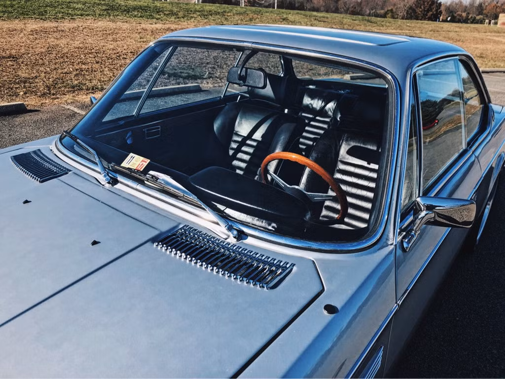 Chiếc BMW 3.0 CS 1974 được tháo gỡ hoàn toàn, sửa chữa lại các bộ phận gỉ sét. Thân xe được sơn lại màu bạc Polaris, khung xe cũng được gia cố lại, động cơ và hệ thống treo được làm mới.